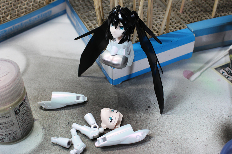 組み立て中。おお！　意外と白の部分も光を反射していい感じです。前髪もつややか。