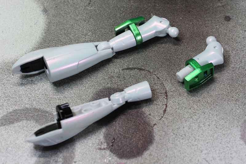 前腕も組んでいきます。分解して外したパーツも組み入れて……。