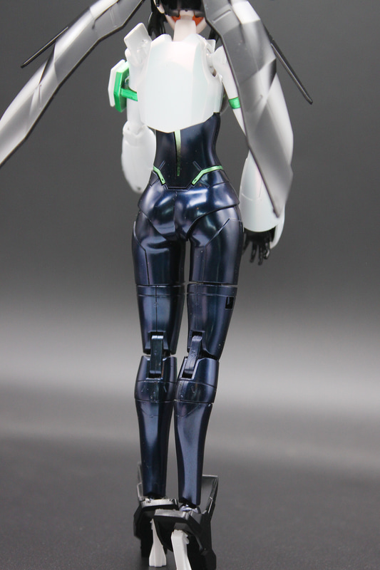 やはり背面の複雑な曲面はメタリックな風合いにすると映えますね。実は撮影ボックスなど周囲の風景も写り込んでいます