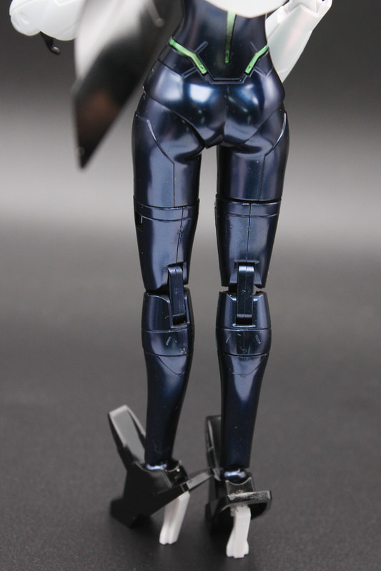 やはり背面の複雑な曲面はメタリックな風合いにすると映えますね。実は撮影ボックスなど周囲の風景も写り込んでいます