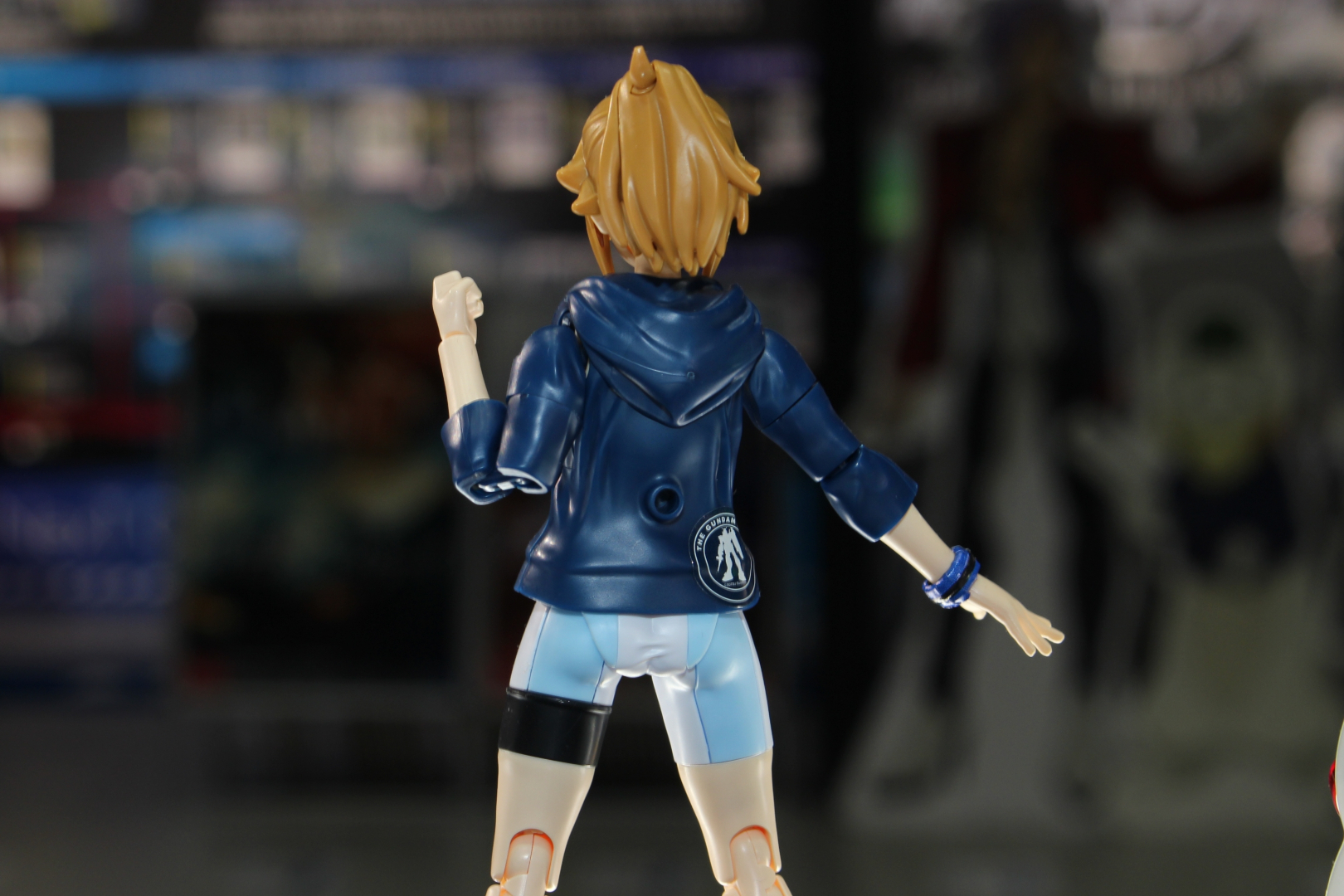 パーカーの後ろにもガンダムベースのロゴマークが。シールなので好みの場所に貼ってもいい