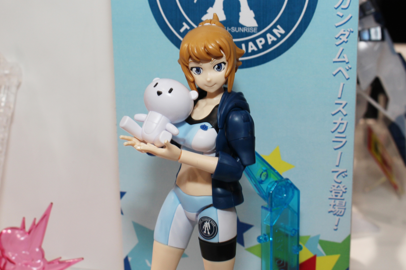 瞳や眉毛などは付属のホイルシールまたは水転写デカールで再現し、塗装なしでも表情を作れる