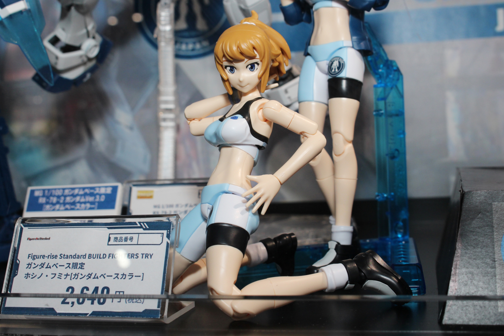 パーカーはパーツの差し替えで着脱が可能。関節の可動で女の子っぽいポージングも楽しめる