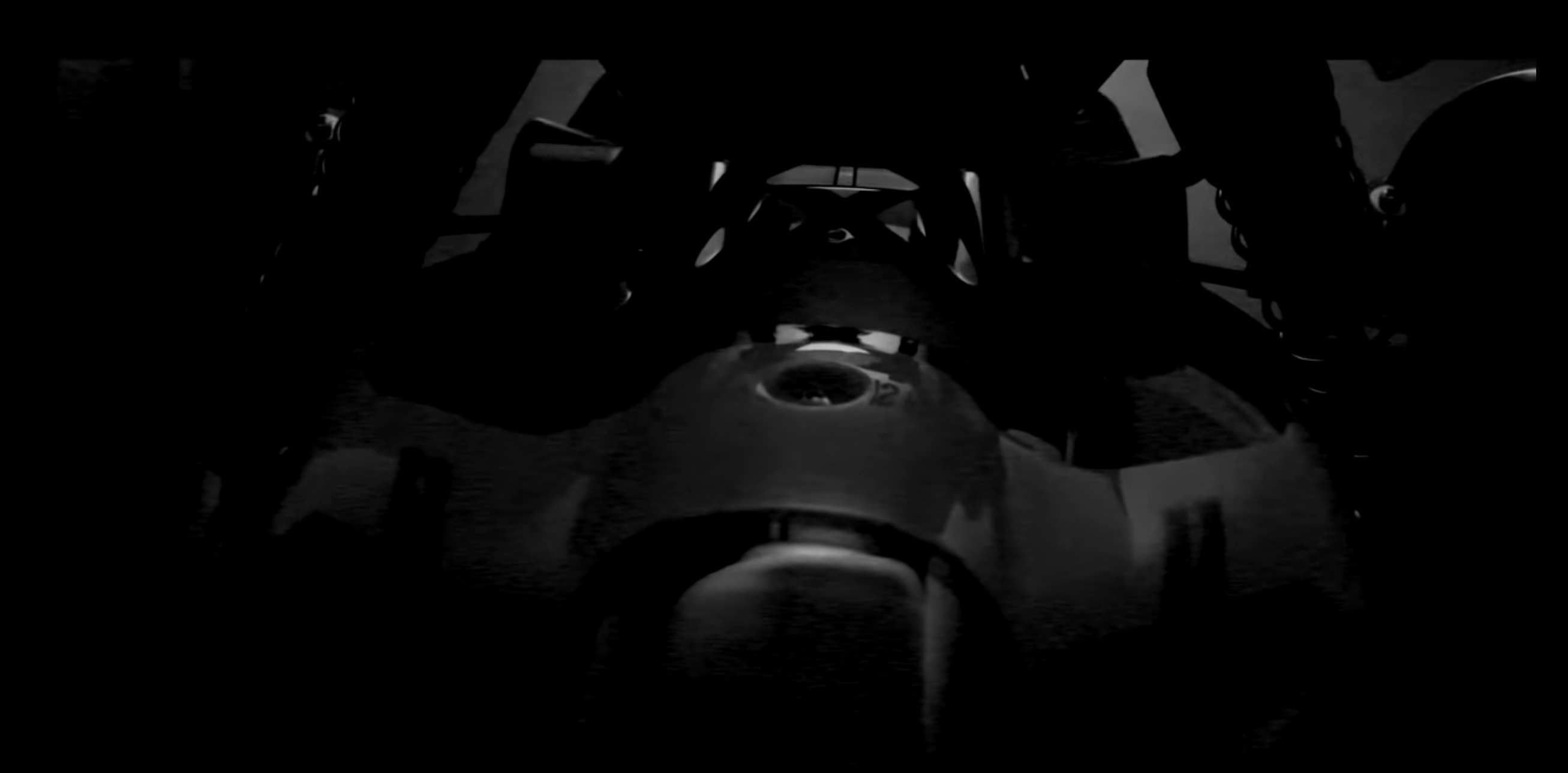 大きなダンパー、戦闘機のようなキャノピーのあるコクピット、スパイクの着いたタイヤ……詳細が楽しみだ