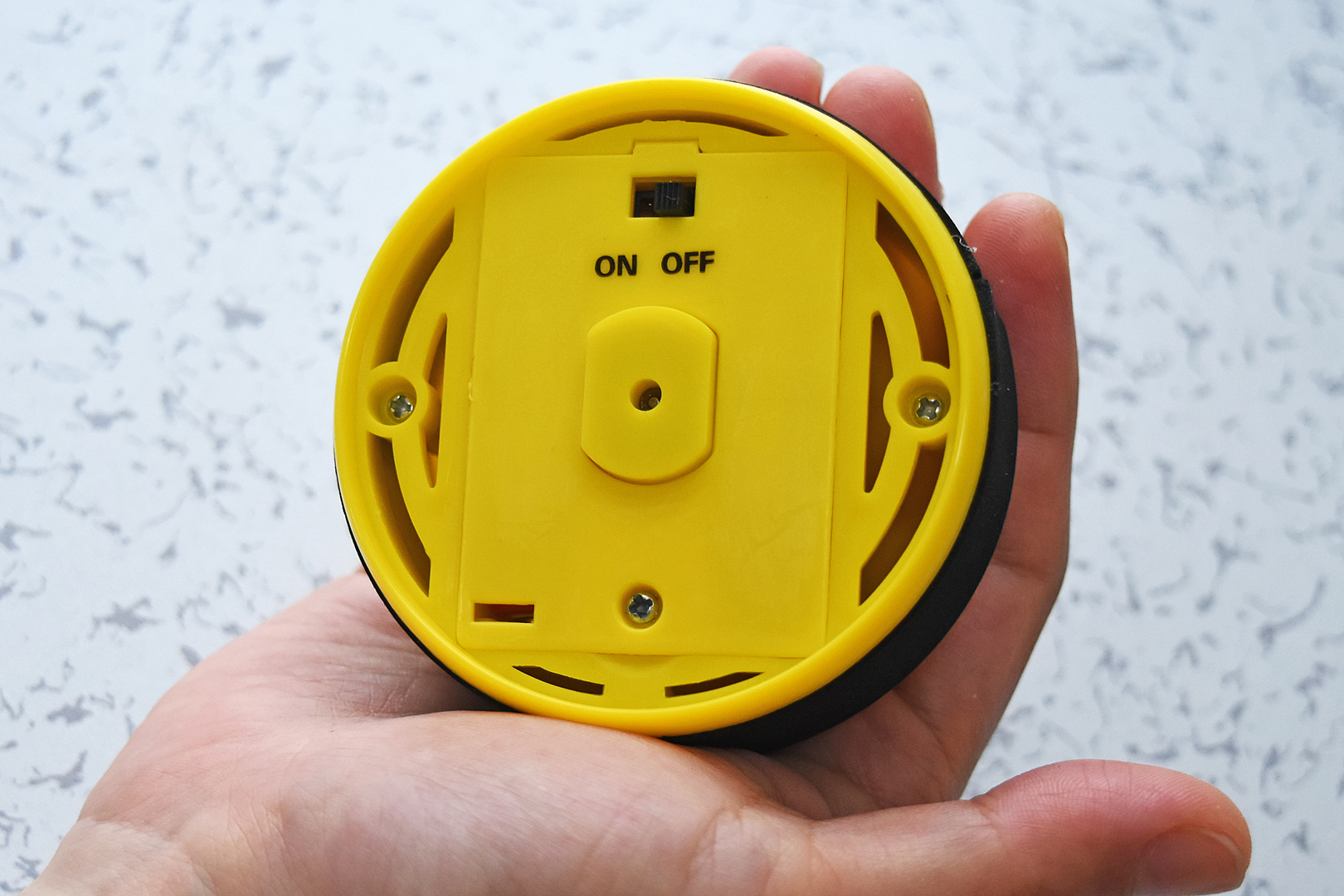 ホバーボールの底。電源スイッチと排気口がある