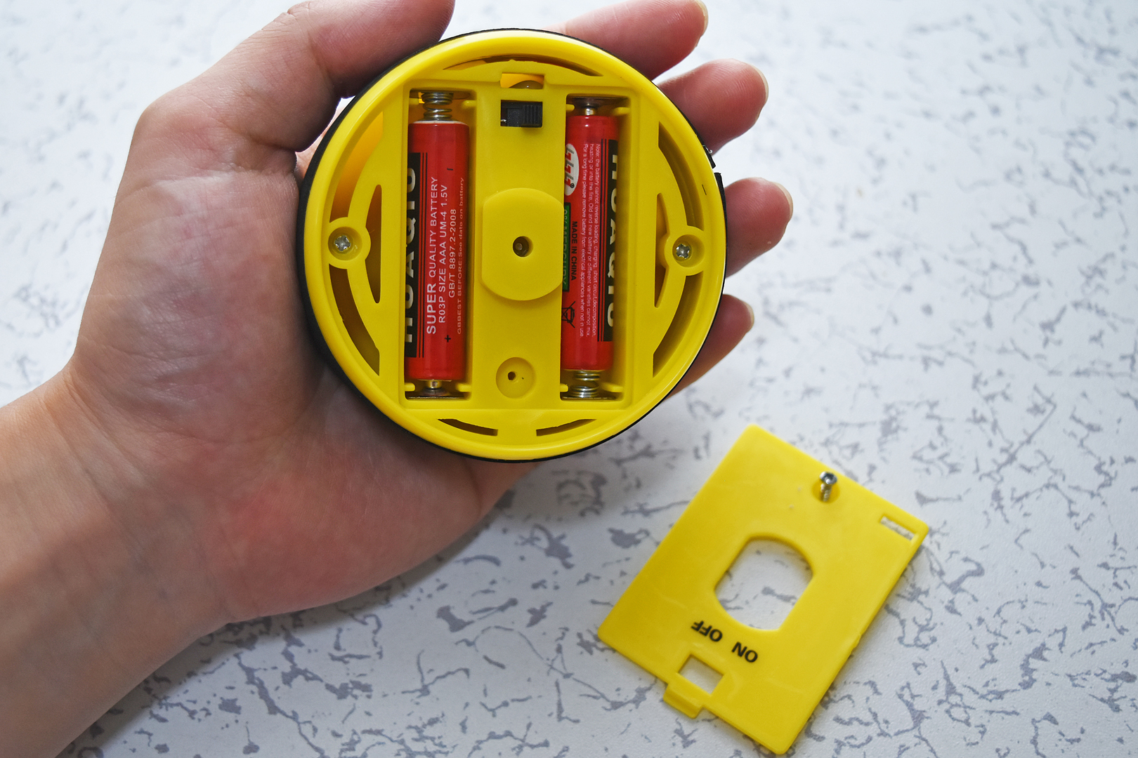 細めのプラスドライバーで簡単に電池のフタを開けられる