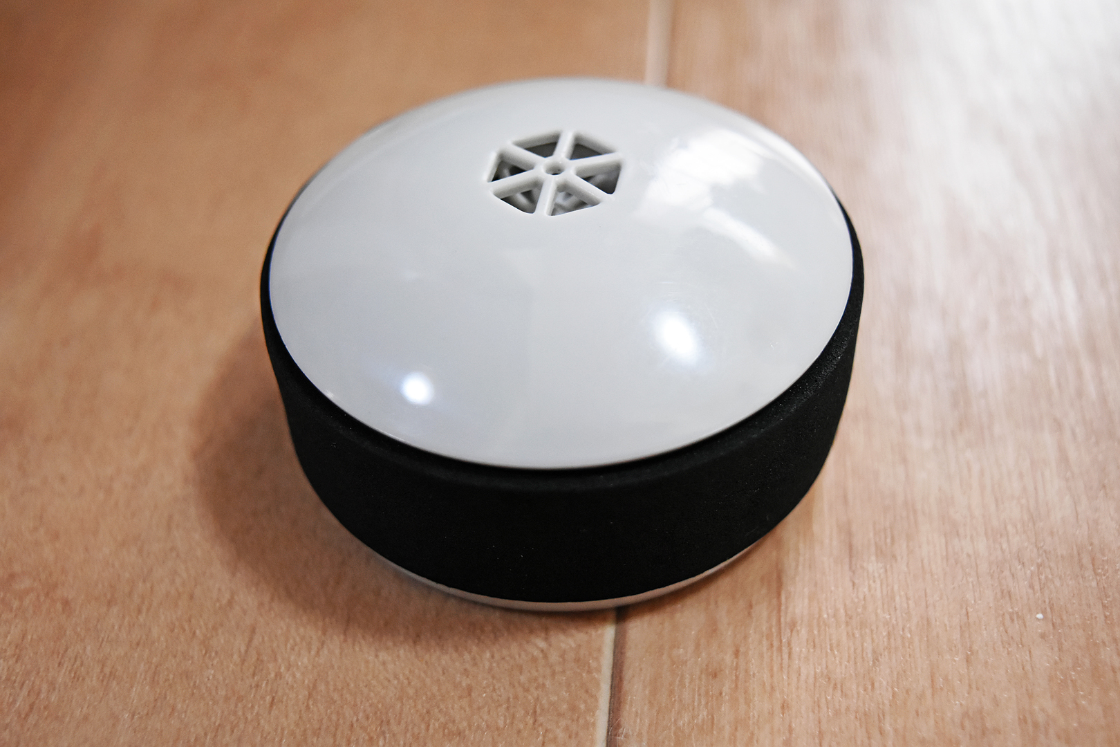 フローリングの多少の溝程度なら、難なく浮かび上がる