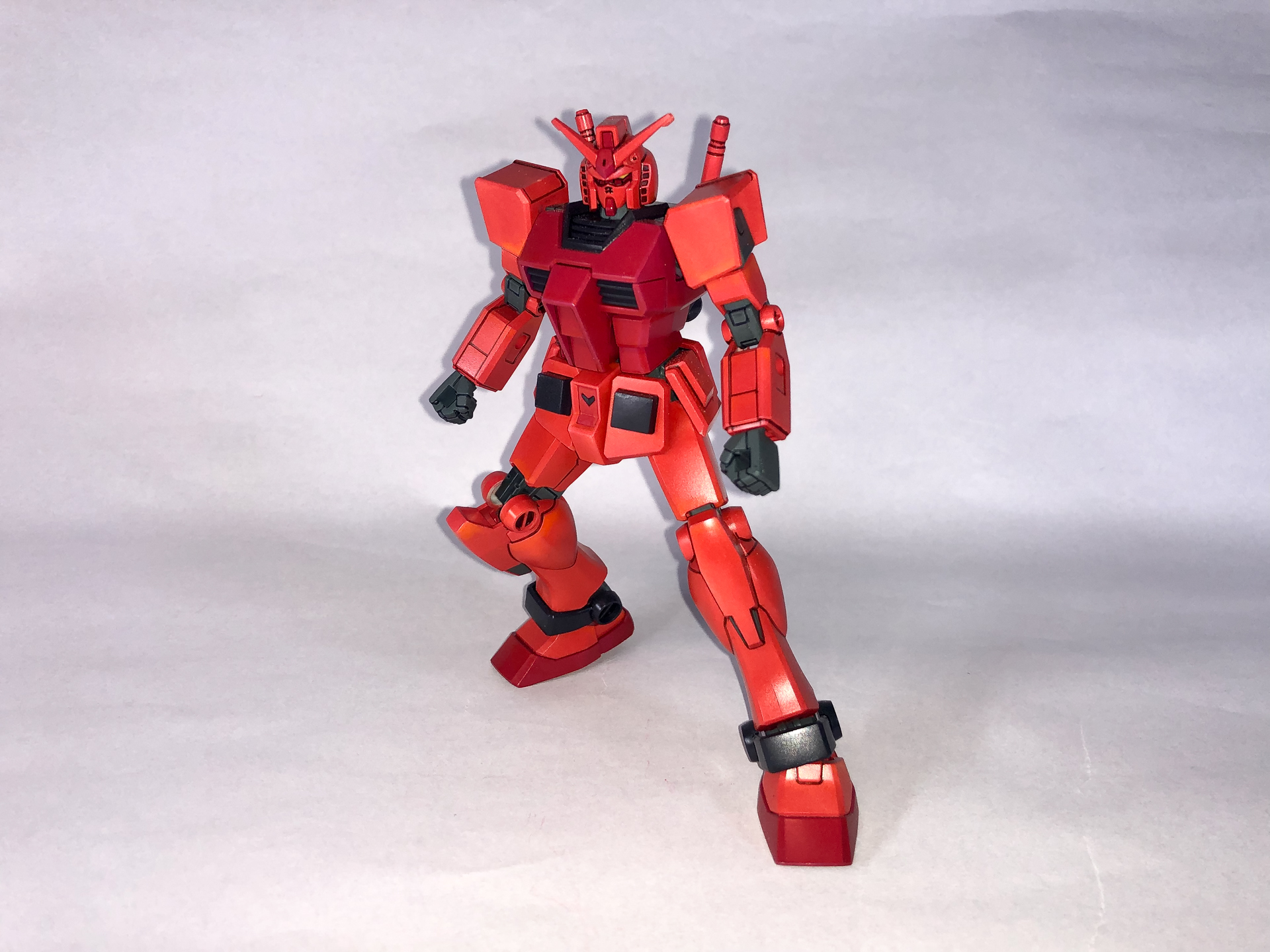 軽くポーズをとらせてみました。表面の質感の違いが見えると思います。また、スミ入れが全体を引き締めてくれていると思います。