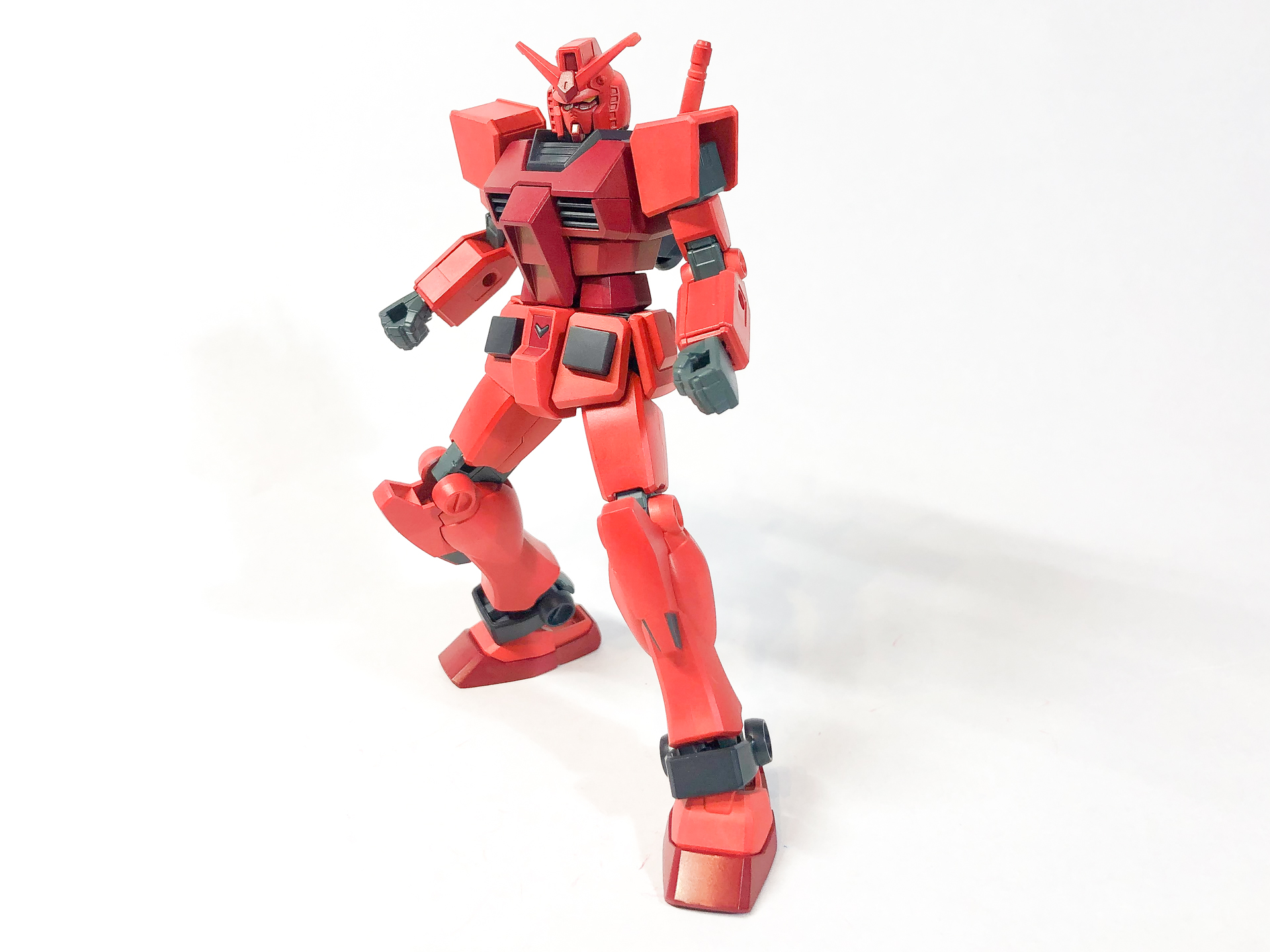 前回製作した「ENTRY GRADE ガンダム」キャスバル専用カラー。この写真では塗装のみ施した状態ですが「スミ入れ」と「トップコート」で仕上げていきます。