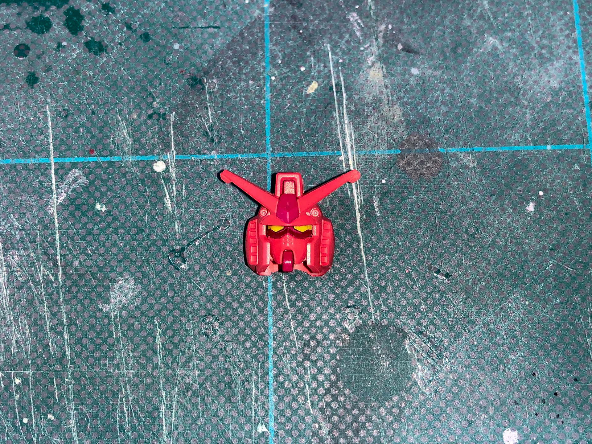 スミ入れ前の頭部パーツ。このままでの十分にかっこよく見えますが…。