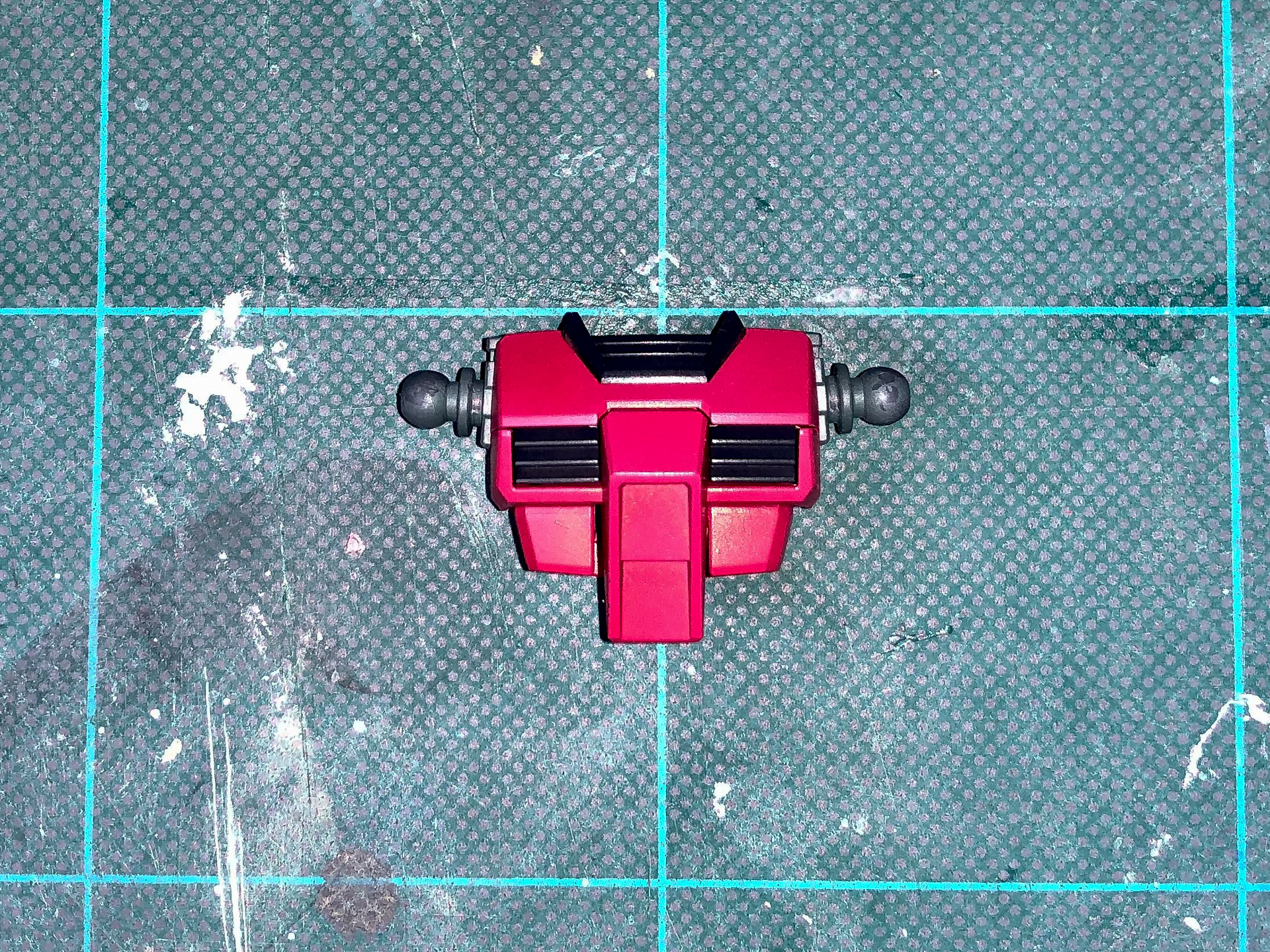 スミ入れ前の胴体パーツはどこか平坦な印象があります。