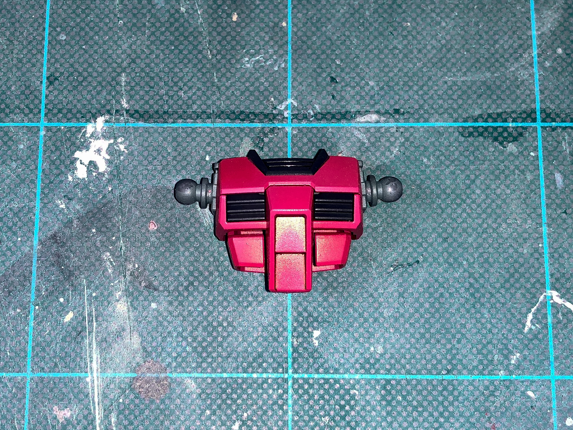 スミ入れを行なうことで陰影が強調されより立体的に、また、重厚感が出ます。