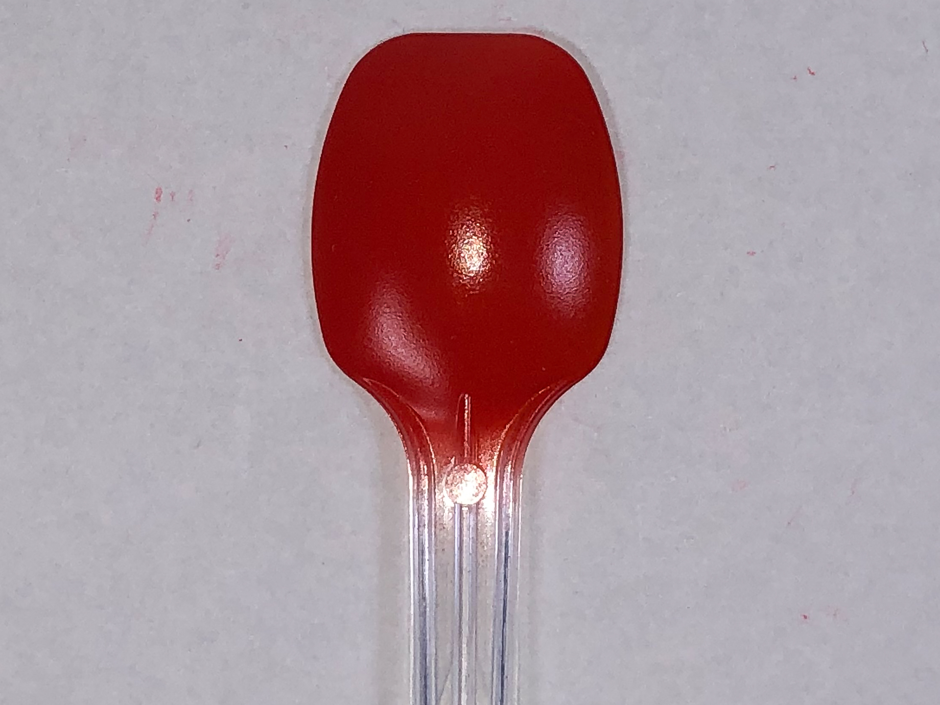 「ガンダムマーカー クリアー光沢」にてコーティング。塗膜を厚くすることが難しく、光沢ではあるものの、やや表面はガタついており、鏡面とまではいかない感じ。