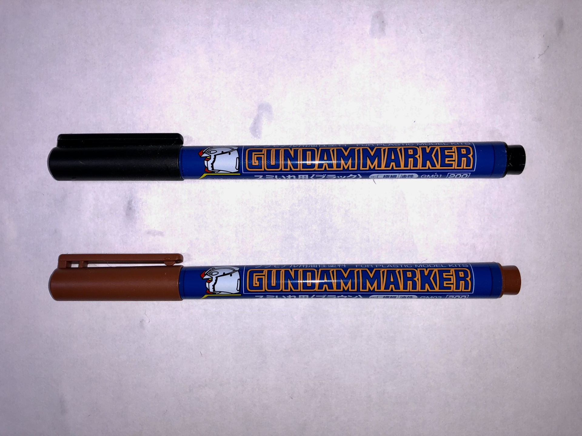 定番スミ入れツールの「ガンダムマーカー スミ入れ／極細」。筆者も子供の頃から使用しています。