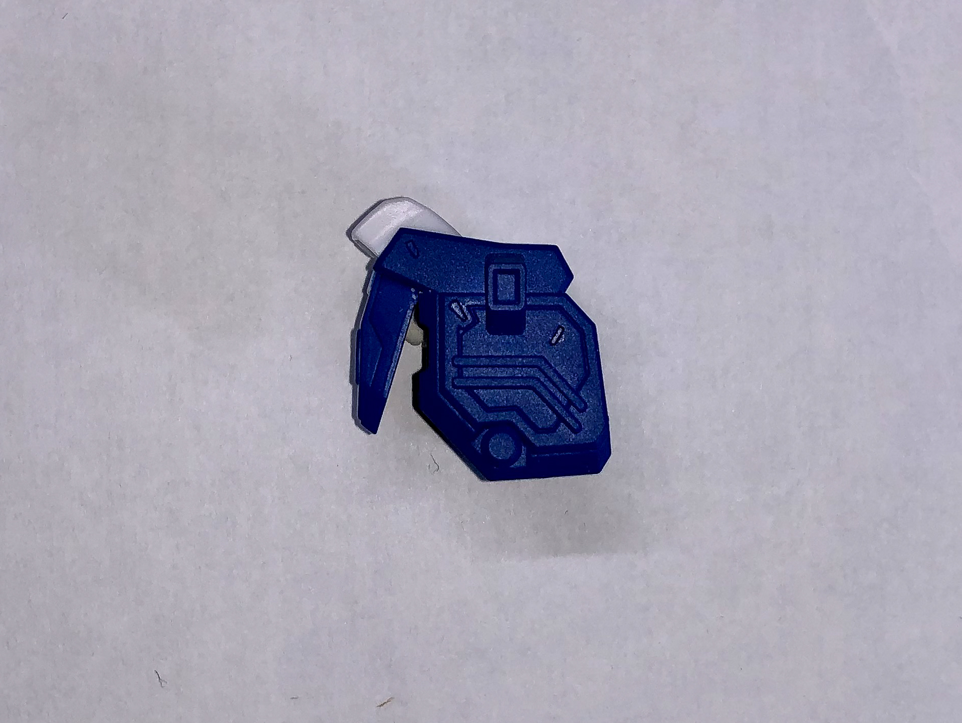 テストパーツにスミ入れを行ないます。こちらは加工前。