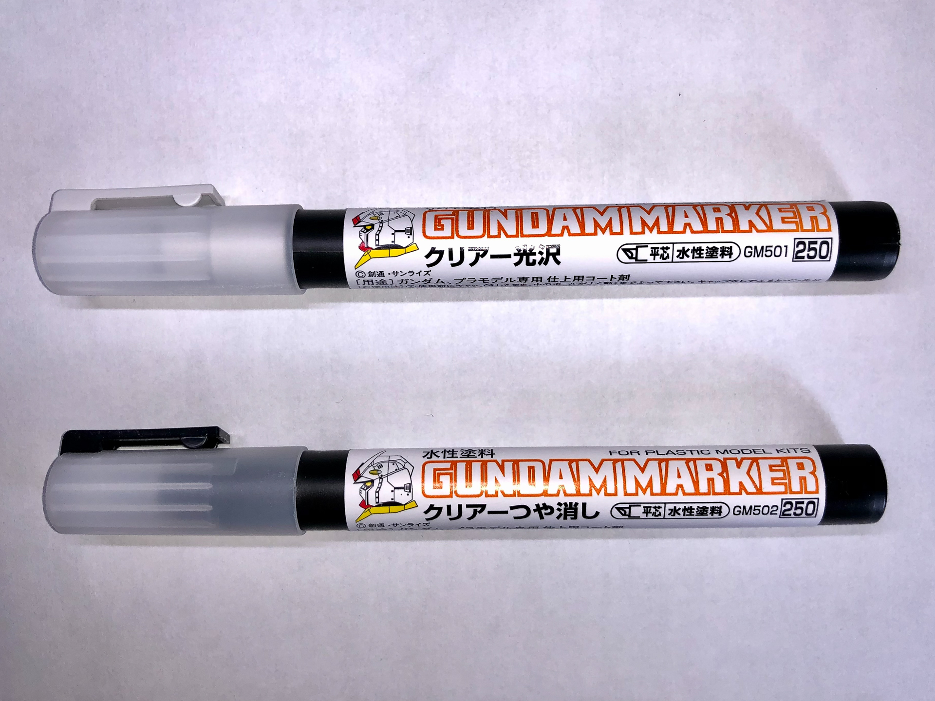 新発売の「ガンダムマーカー クリアー」。「ガンダムマーカーエアブラシシステム」で使用するためにマーカー型容器になったような形になっています。