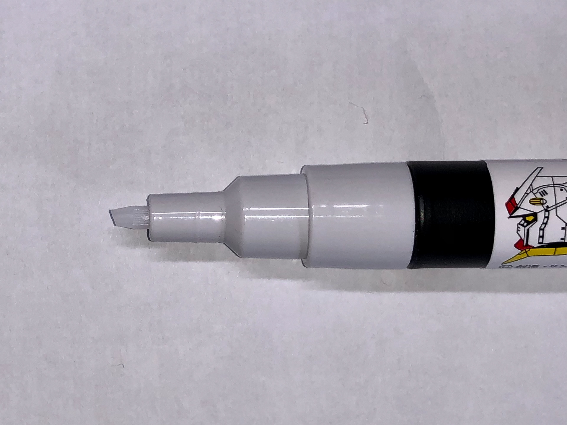 ペン先は通常のガンダムマーカーと同様です。押し込むことで塗料を充填できます。