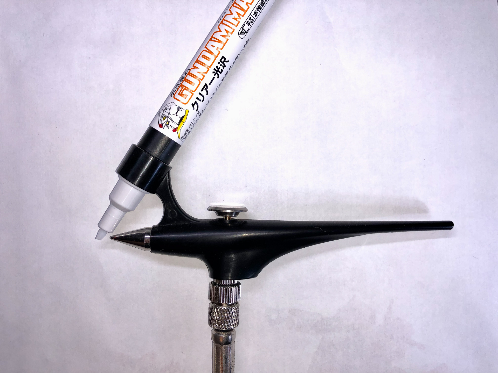 「ガンダムマーカーエアブラシシステム」にセット。ペン先の塗料をエアーで吹き付けます。