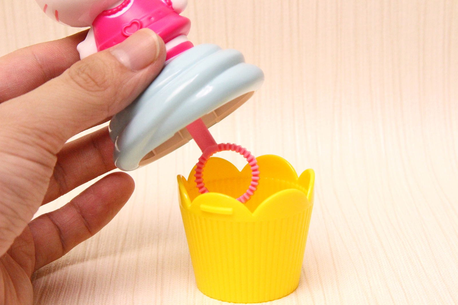 パーツは外すことができ、ハローキティ（吹き具）とカップとに分かれる