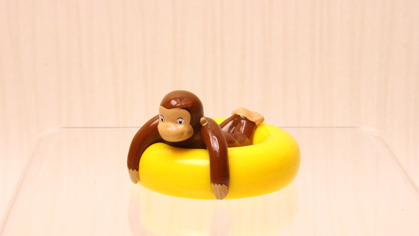 浮き輪に乗ったジョージ