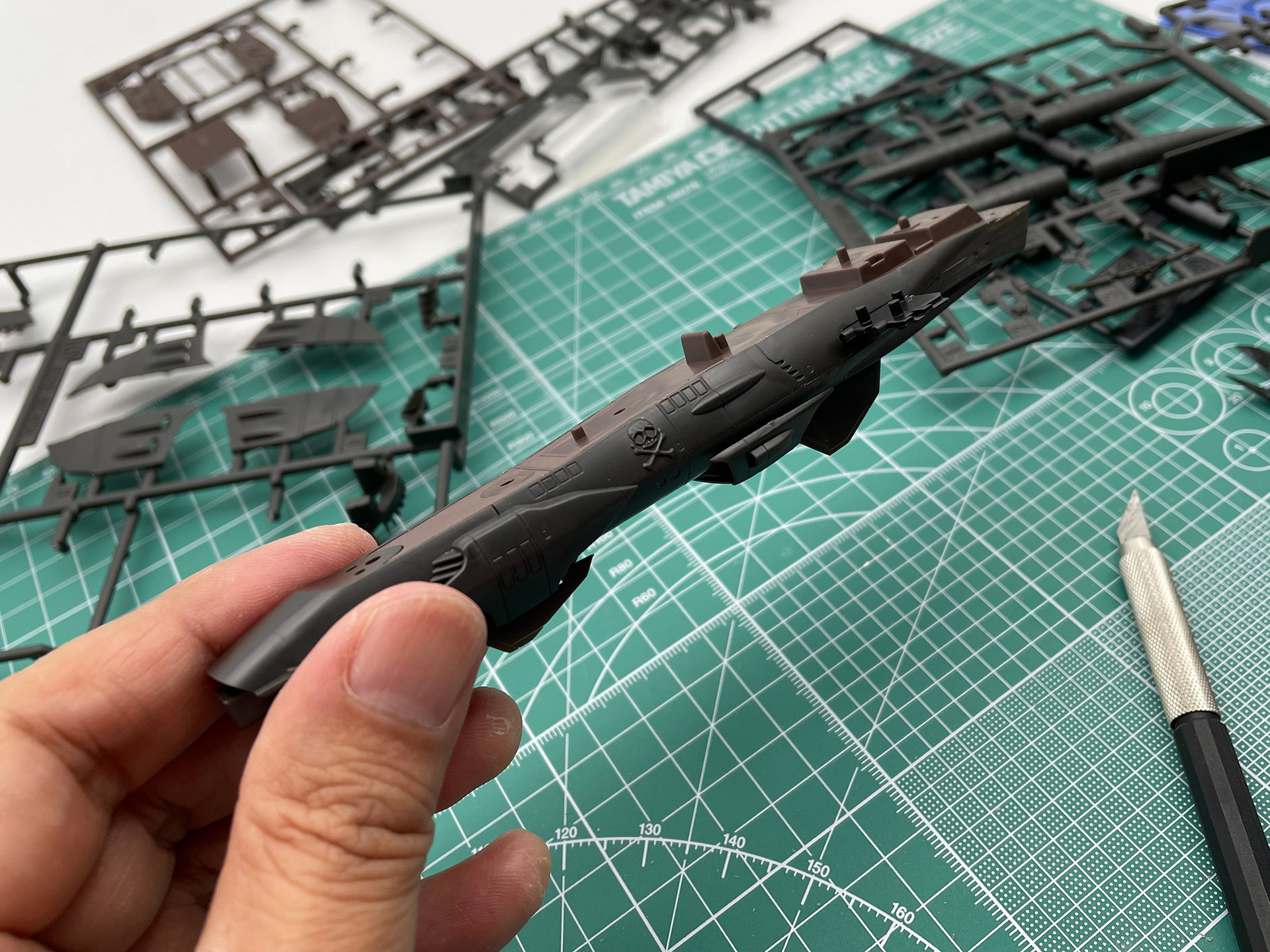 12点ほどの底面パーツを取り付け終えたところ。徐々にアルカディア号の姿が浮かんできました。