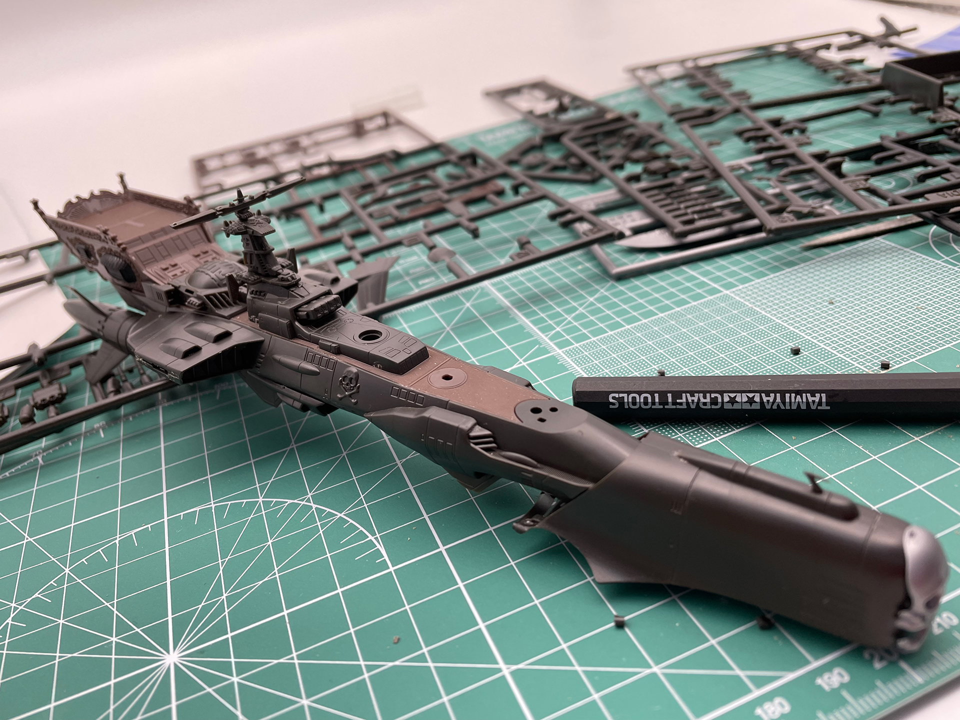 艦橋を胴体に取り付けたところ。一緒に付けるパーツがぐらついて付けにくいときは、接着してしまった方が楽かもしれません。