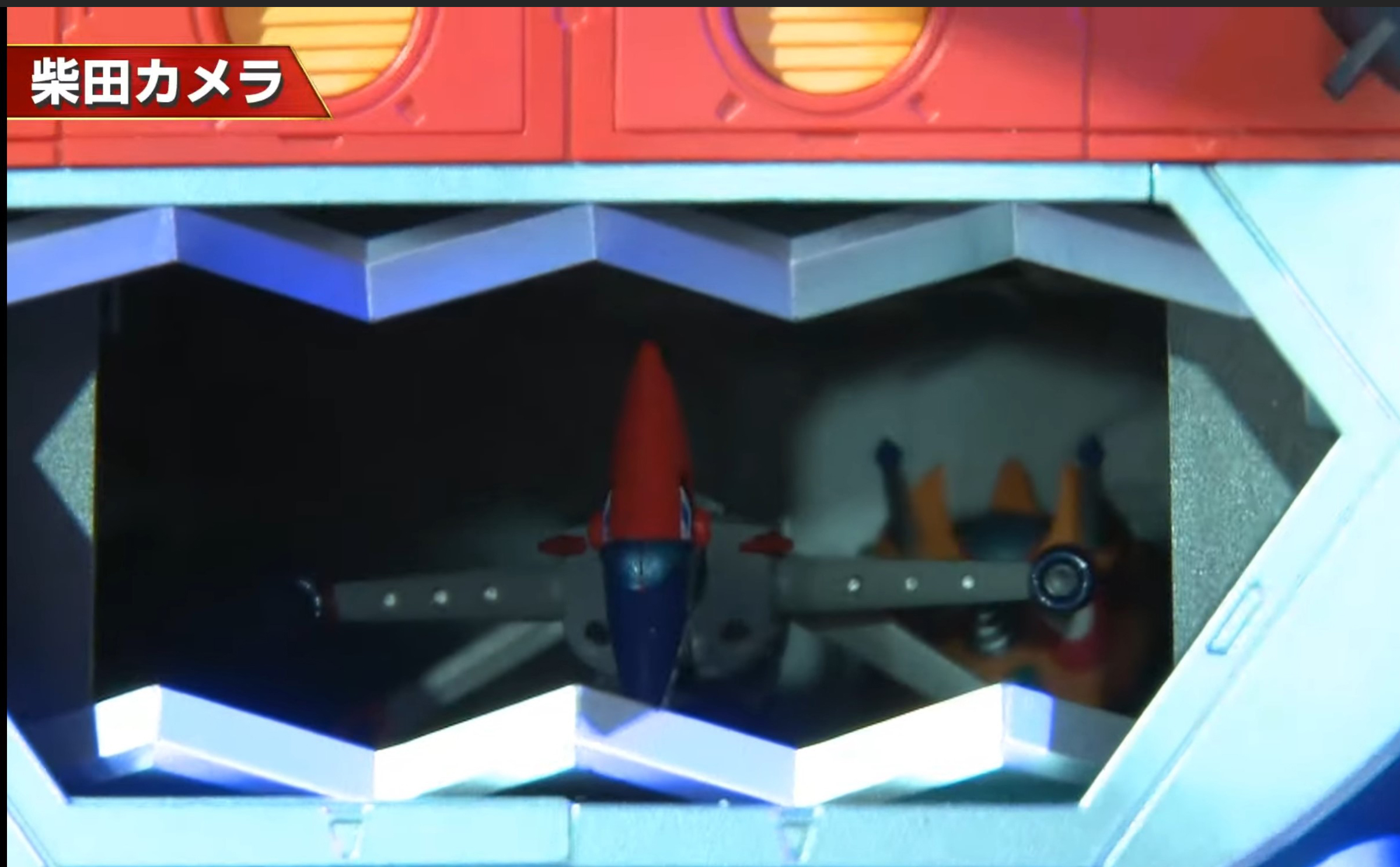 ハッチが開き、恐竜メカが発進