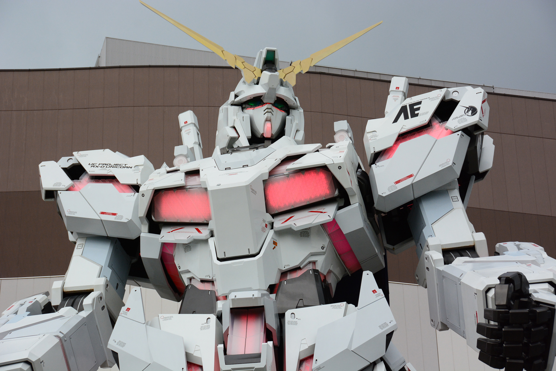 秘めた力を発動させるデストロイモードを再現。変身プログラムはチェックしておこきたいところだ