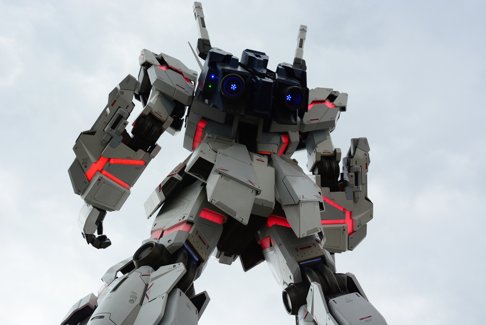 秘めた力を発動させるデストロイモードを再現。変身プログラムはチェックしておこきたいところだ