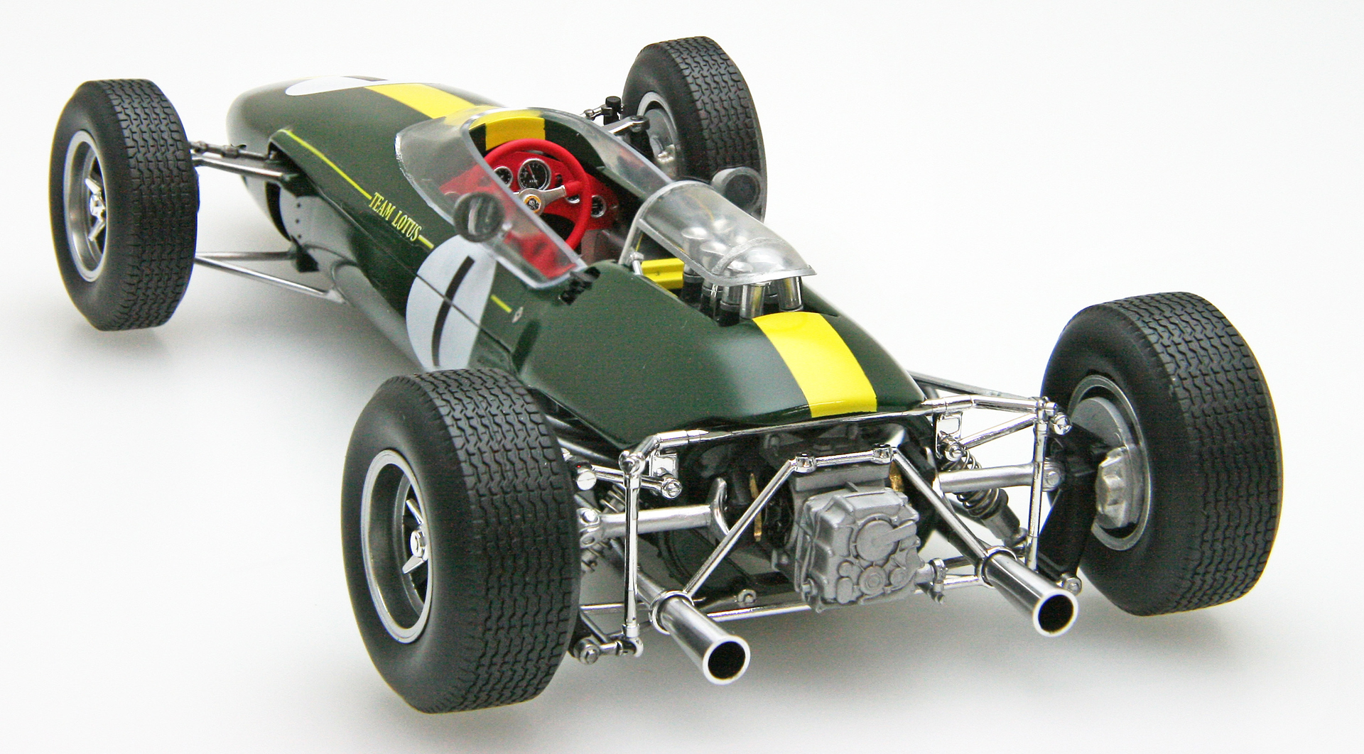 「1/20 ロータス33」の詳細なスタイリングをじっくりと眺めていただきたい。余計な突起物やウイングなどが一切存在しない葉巻型F1特有のスタイリッシュなボディラインが見事に再現されている