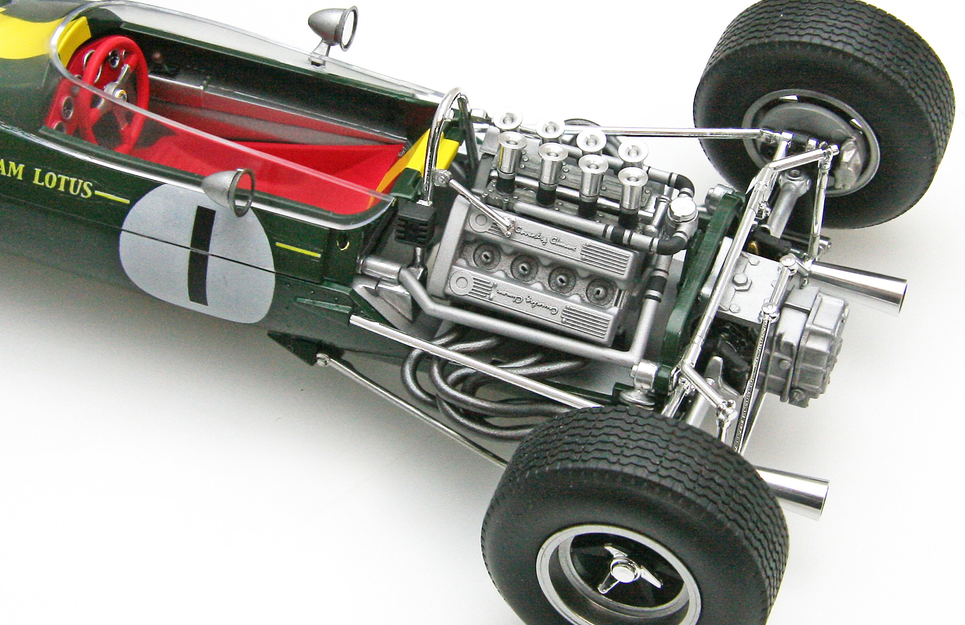 リアカウルを取り外すとその全貌を見ることができる、コベントリークライマックスV8エンジンと、リアサスペンションアーム類（サスペンションパーツアームは銀メッキ仕立て）。この細密で美しい彫刻と造形美に注目！　厳密な実車取材を経ているからこそのこの完成度、と言うことができる