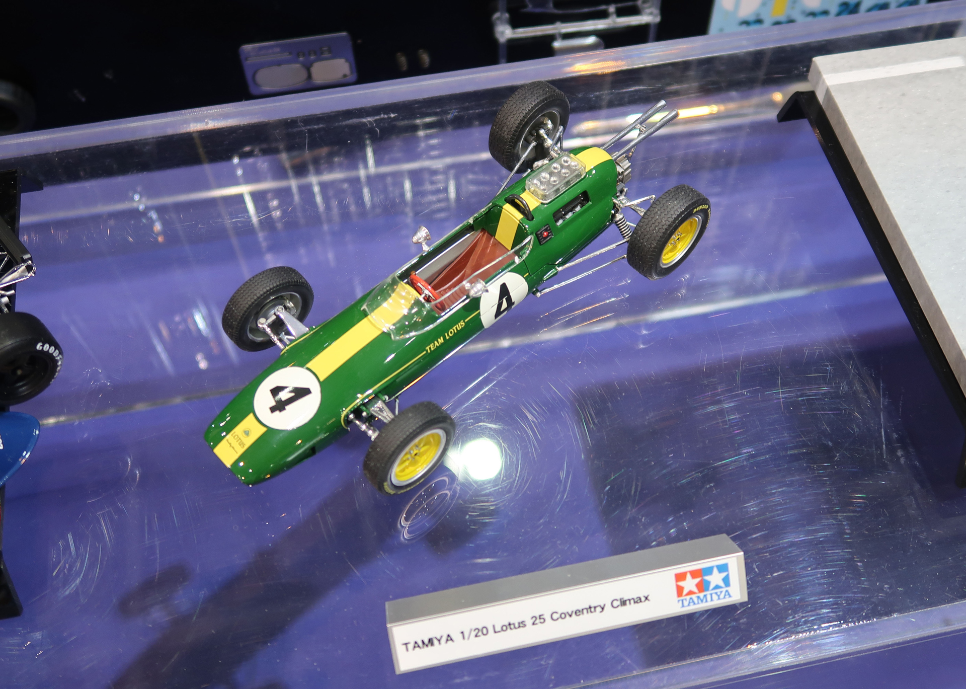 エブロ＆タミヤのダブルネーム製品となる「1/20 Team Lotus Type33 1965 Formula One Champion COVENTRY CLIMAX FWMV（ロータス33）」のとなりに展示されていた、タミヤ製「1/20 ロータス25 コベントリー・クライマックス」。「このキットをベースとし、エブロ製パーツが追加され1/20 ロータス33がリリースされる」といった説明は一切成されていなかったため、この場にタミヤ製「1/20 ロータス25」の完成品が展示されていた意味をきちんと理解できた人は皆無に近かったのではないかと思われる（もっとも、この画像をよ～く眺めると、タミヤ製1/20 ロータス25の後方に、エブロ製の「ロータス33へ進化させるパーツ」がパネルに貼られ展示されてはいたのだが……）