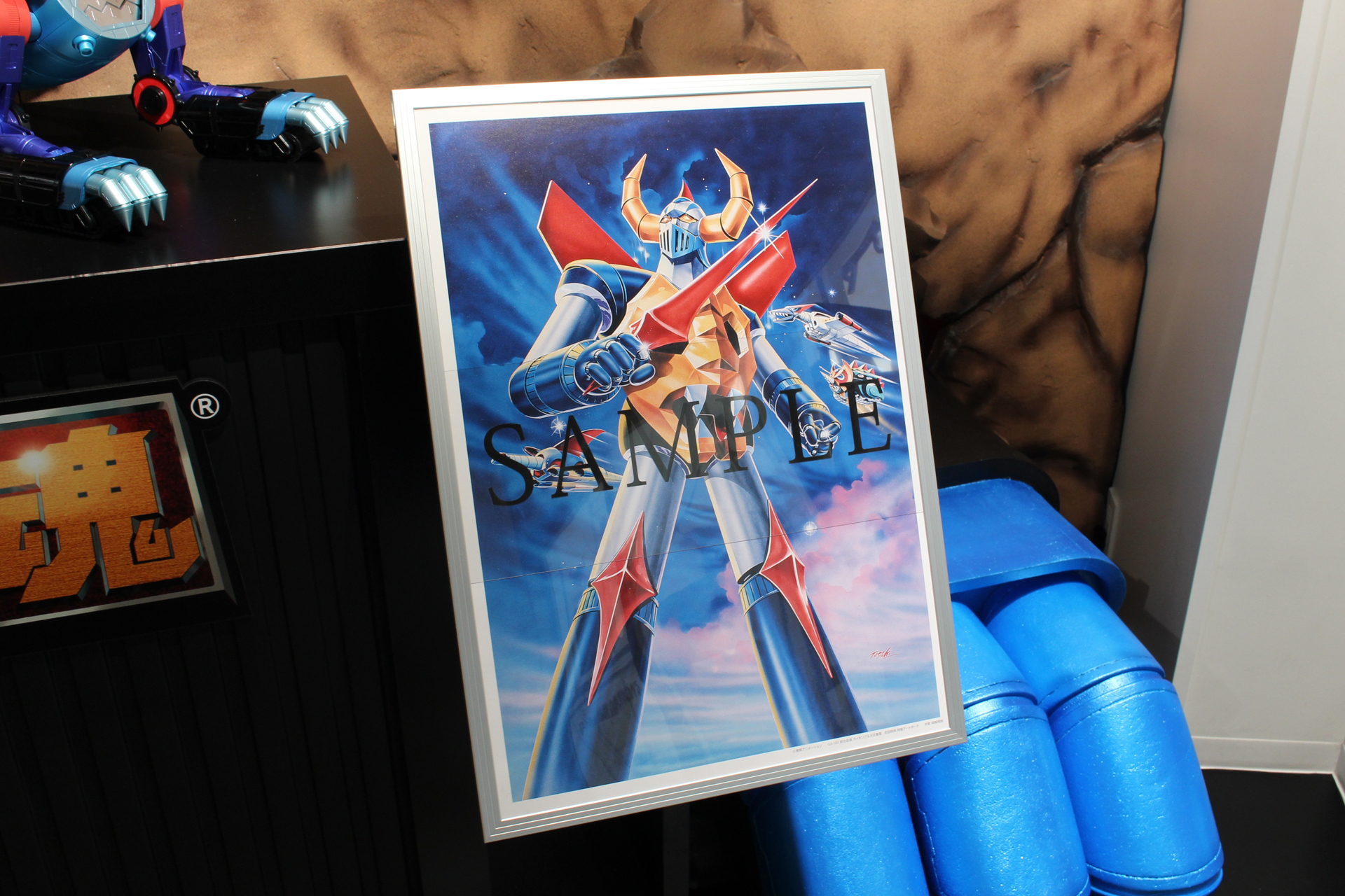 初回特典として付属するB3サイズのアートボード。放映当時の玩具用に描かれた2点に加え、写真にはないが越智一裕氏による描き下ろしのイラストを用意