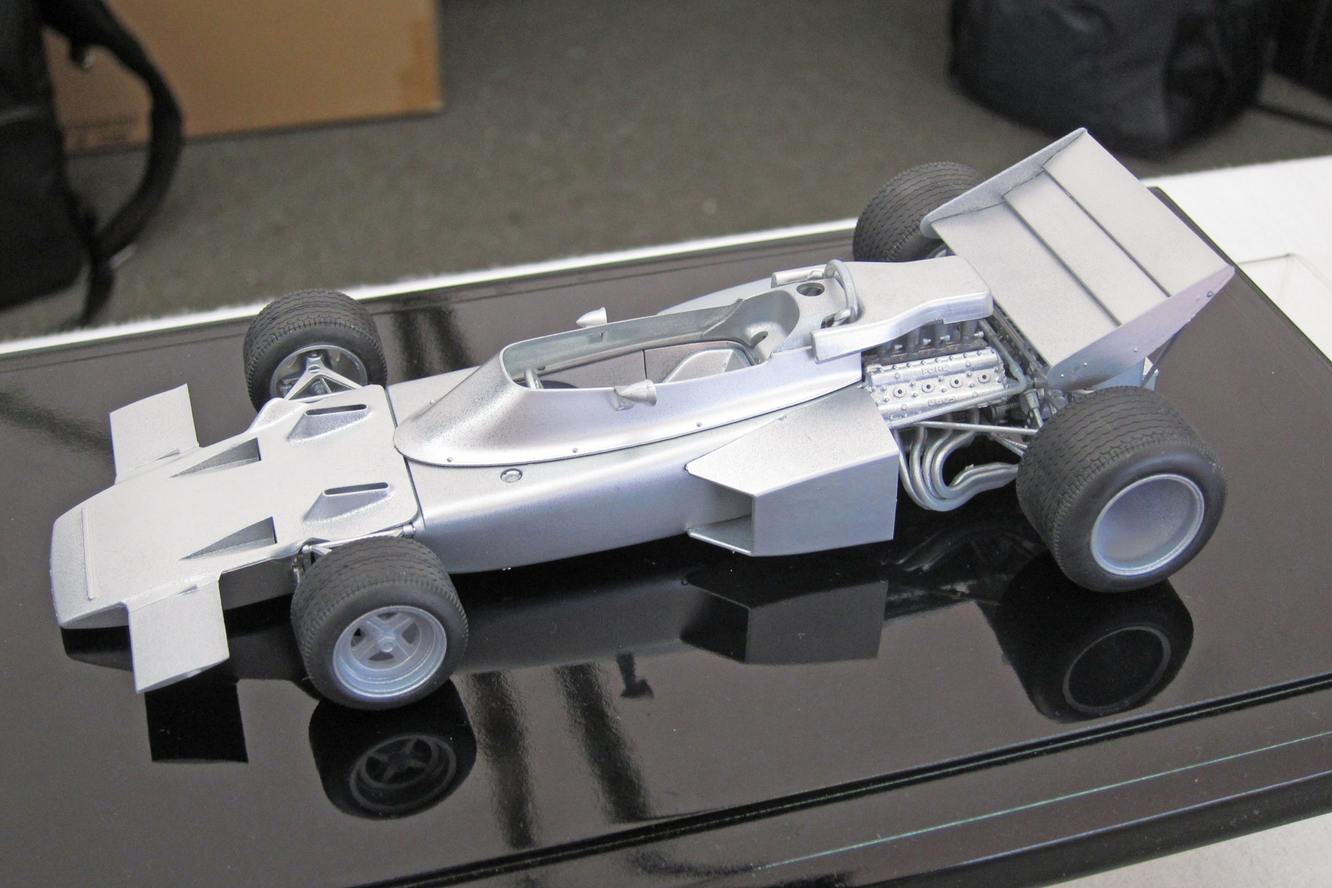 「2011年10月30日にお台場で開催されるMOTOR SPORTS JAPAN 2011にエブロはショップ出展するんですけれど、そこで『1/20 ロータス72C』のテストショット(※製品化を最終的に見極めるための試験打ち)を初展示する予定です。もしもそこまで来ていただけたら、出来たてほやほやの『ロータス72C』をお見せすることができますよ」という木谷氏のお言葉に釣れられ、お台場で撮影したエブロ製「1/20 ロータス72C」(ちなみにシルバー1色に塗装されているのは成型品の状態を見やすくするため。そして、「ロータス72C」のモデルを鷲掴みにしているのはもちろん、木谷真人氏その人である)