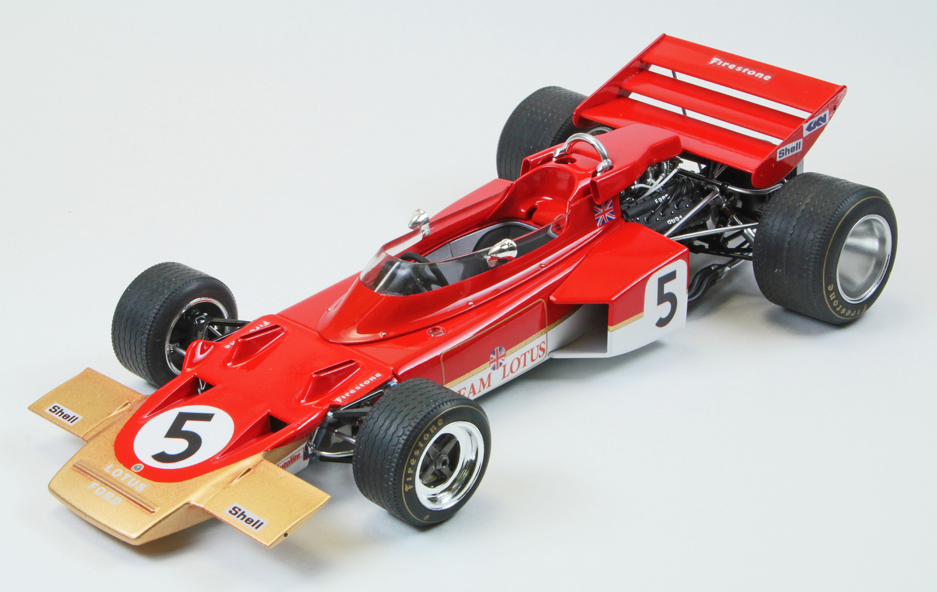 エブロからご提供いただいた「1/20 ロータス72C」の広報画像。サイドビューを眺めれば、「ラジエターをサイドポンツーン内に配置してボディ全体をウェッジ シェイプ（クサビ型）にした革新的なデザイン」というのは一目瞭然であろう。ちなみに現存する実車をくまなく取材しての製品化ゆえ、その製品解像度というかパーツの密度感は到底1/20スケールモデルのそれとは思えず、1/12スケールモデルに負けず劣らずの精密極まりないものとして仕上がっていた