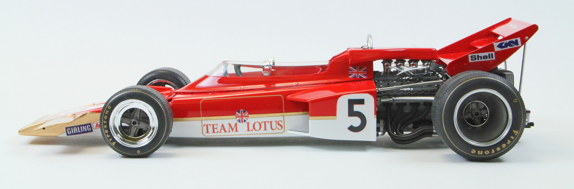 エブロからご提供いただいた「1/20 ロータス72C」の広報画像。サイドビューを眺めれば、「ラジエターをサイドポンツーン内に配置してボディ全体をウェッジ シェイプ（クサビ型）にした革新的なデザイン」というのは一目瞭然であろう。ちなみに現存する実車をくまなく取材しての製品化ゆえ、その製品解像度というかパーツの密度感は到底1/20スケールモデルのそれとは思えず、1/12スケールモデルに負けず劣らずの精密極まりないものとして仕上がっていた