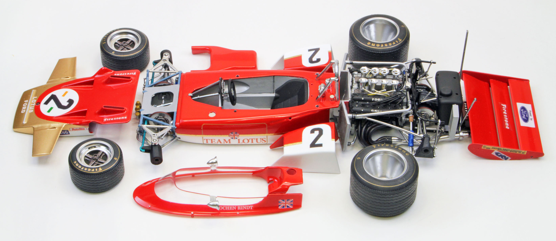 エブロからご提供いただいた「1/20 ロータス72C」の広報画像。サイドビューを眺めれば、「ラジエターをサイドポンツーン内に配置してボディ全体をウェッジ シェイプ（クサビ型）にした革新的なデザイン」というのは一目瞭然であろう。ちなみに現存する実車をくまなく取材しての製品化ゆえ、その製品解像度というかパーツの密度感は到底1/20スケールモデルのそれとは思えず、1/12スケールモデルに負けず劣らずの精密極まりないものとして仕上がっていた