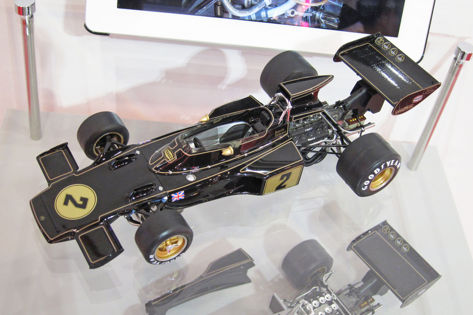 2012年5月開催の「第51回静岡ホビーショー」にて展示発表された、JPSタバコスポンサーカラーで人気の1/20 Team Lotus Type 72E 1973（ロータス72E）。これは先にリリースされた「ロータス72C」をベースに進化させたキットだが、よく見ていただくとわかるはずだが、「ロータス72E」のサイドポンツーンはボディと一体化され取り外し式となっている。これは「サイドポンツーンはクラッシャブルストラクチャー（衝撃吸収材）でなければいけない」というレギュレーション改変に伴った仕様変更であったわけだが、木谷氏曰く、「『ロータス72C』のキットから『ロータス72E』に進化させることは最初は考えていなかったので、エブロ製のキットでこの改変が上手くいくかは一か八かの賭けだった」と言うが、3D CAD/CAMという技術の進化も相まってそれが見事成功することとなった