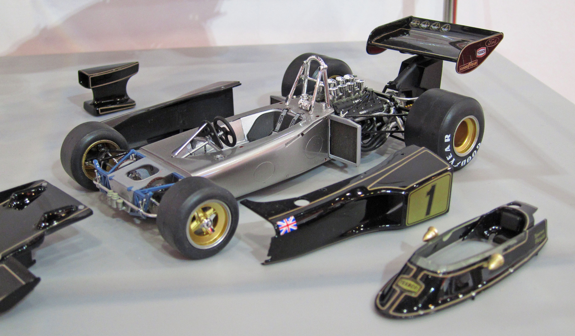 2012年5月開催の「第51回静岡ホビーショー」にて展示発表された、JPSタバコスポンサーカラーで人気の1/20 Team Lotus Type 72E 1973(ロータス72E)。これは先にリリースされた「ロータス72C」をベースに進化させたキットだが、よく見ていただくとわかるはずだが、「ロータス72E」のサイドポンツーンはボディと一体化され取り外し式となっている。これは「サイドポンツーンはクラッシャブルストラクチャー(衝撃吸収材)でなければいけない」というレギュレーション改変に伴った仕様変更であったわけだが、木谷氏曰く、「『ロータス72C』のキットから『ロータス72E』に進化させることは最初は考えていなかったので、エブロ製のキットでこの改変が上手くいくかは一か八かの賭けだった」と言うが、3D CAD/CAMという技術の進化も相まってそれが見事成功することとなった