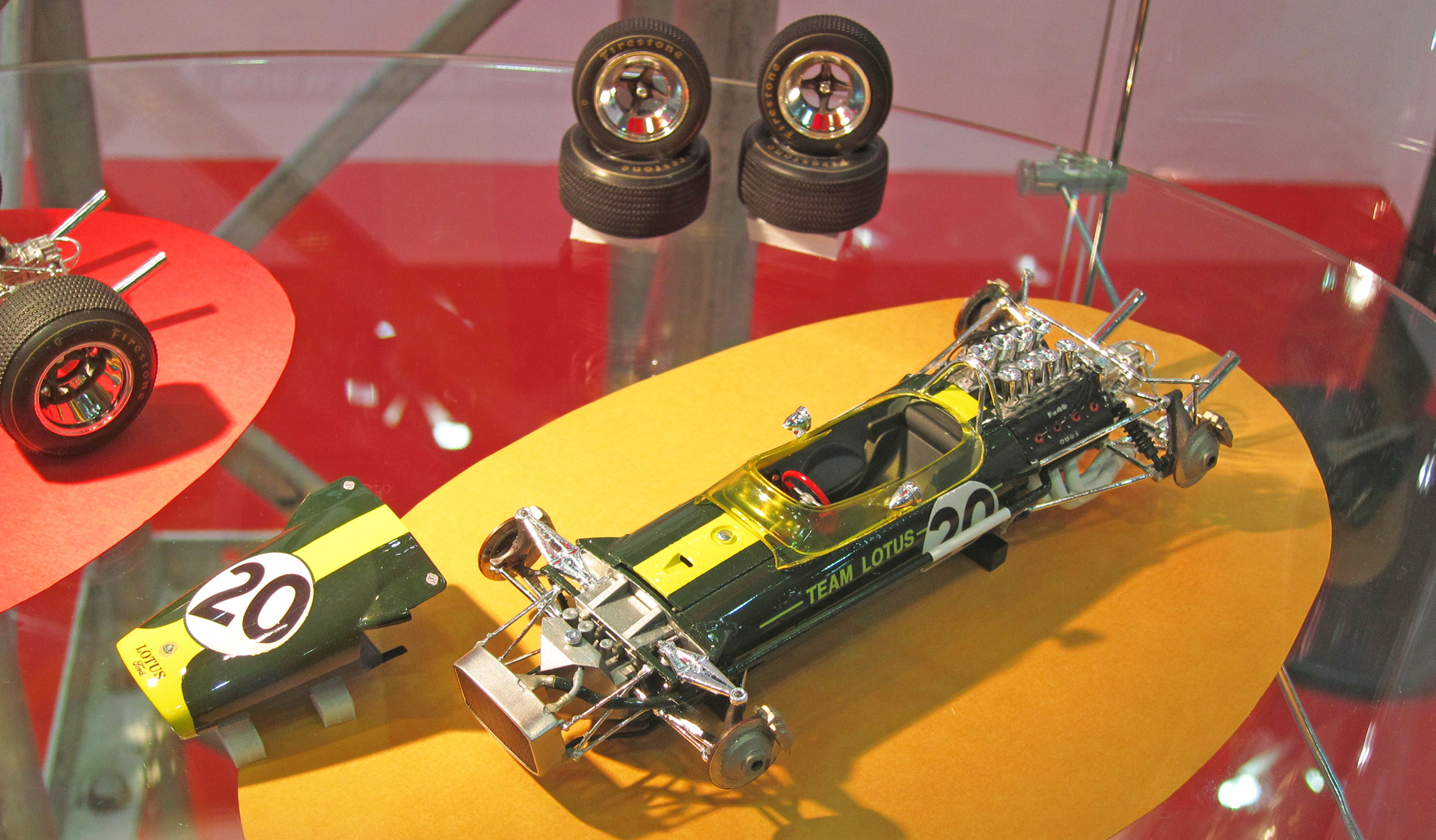 2012年10月開催の「第52回全日本模型ホビーショー」にて展示発表された、1/20 Team Lotus Type 49 1967(ロータス49)。名機フォード コスワース DFVエンジンを最初に搭載したF1マシンで、1967年から1970年まで使用され通算12勝を獲得した名車中の名車だ(ジム・クラーク5勝、グラハム・ヒル4勝、ヨッヘン・リント2勝、ジョー・シフェール1勝)。ロータス72系のあとにエブロがこのマシンをプラスチックモデル化したのは当然と言えば当然であり、ロータス72系と同様に、1/20スケールキットとして考えるとその精密再現はある意味狂気の世界であった。ちなみにこのころになるとホビーショーのエブロブースにおける透明の支柱4本のうち1本は1/20 F1プラスチックモデル展示にあてがわれるようになっており(画像のいちばん右側の支柱がそれに相当する)、「1/43 ダイキャスト製ミニチュアカーと1/20 F1プラスチックモデルの開発が等価になりつつあった様子」が伺える