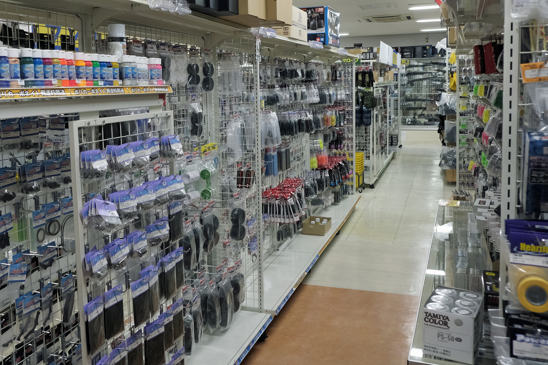 広い店内に豊富な在庫が揃っている