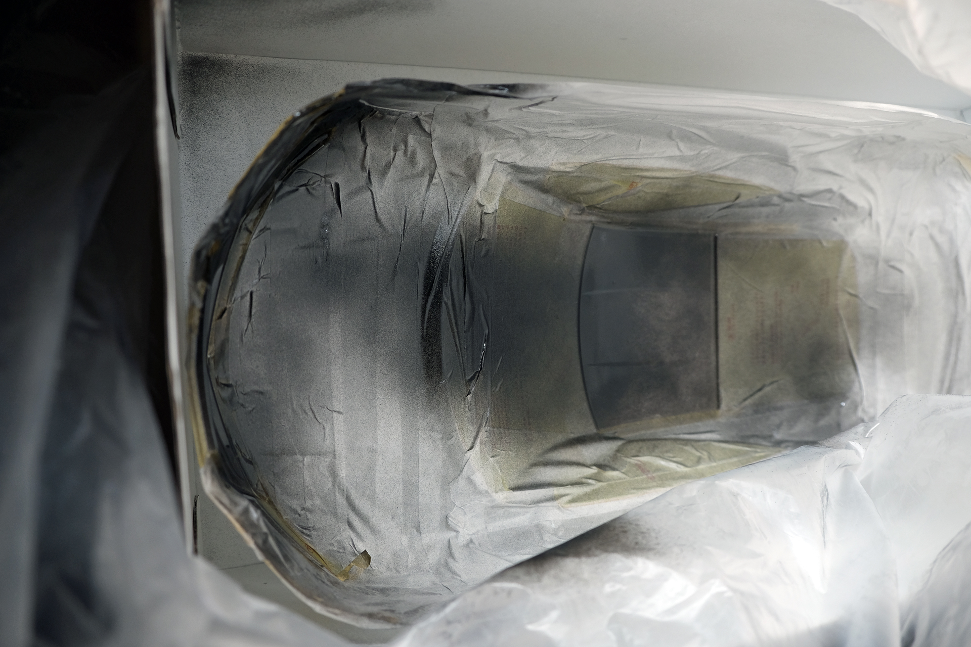 筆者は浴室で換気扇を回し、キットの外箱をゴミ袋で覆って簡易塗装ルームにしたが、それでも家の中がかなり臭った。