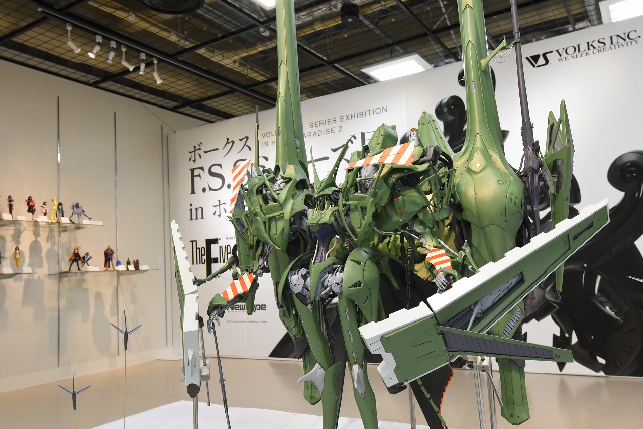 巨大な“バスターランチャー”を2門装備する、キットで2mを越えるという「ツインタワー」の完成展示など30年の歴史を振り返ることができる