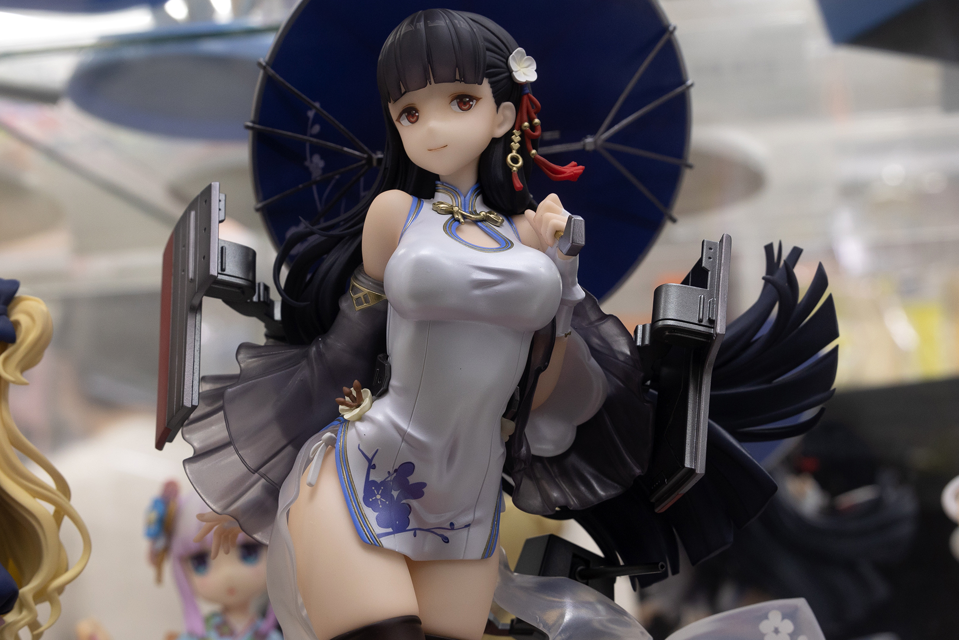 ボディラインがよくわかる、ぴっちりとした衣装。そこから見える白い太ももたまりません！