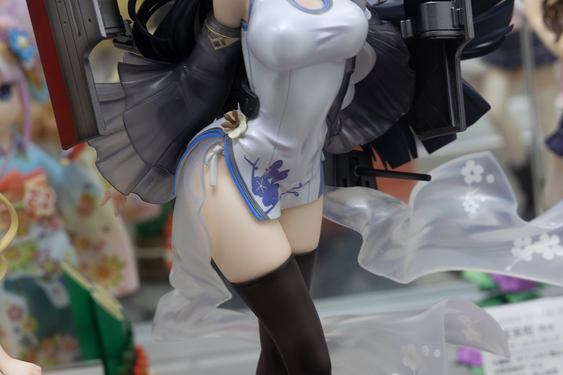 天女のはごろものように、腰のあたりからは流れるような透けた布が