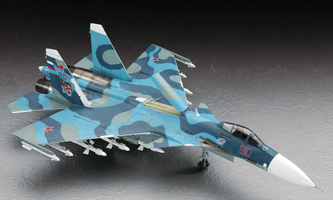 豊富なウェポンパーツが付属。プラモデル「Su-33 フランカー D」再版分