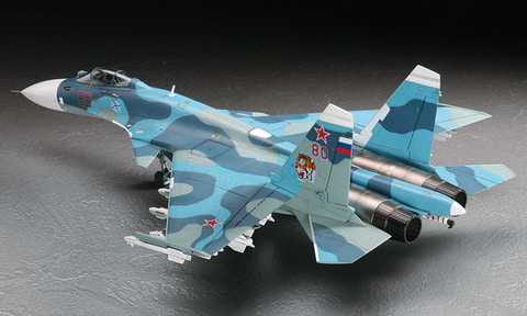 戦闘機 戦車 航空母艦 プラモデル 豊富なウェポンパーツが付属。プラモデル「Su-33 フランカー D」再版分