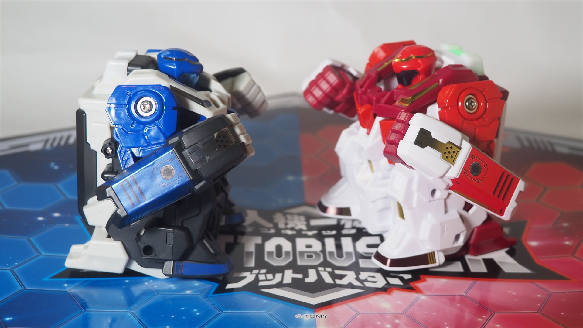 ロボットが腕を振るって激しく戦う！