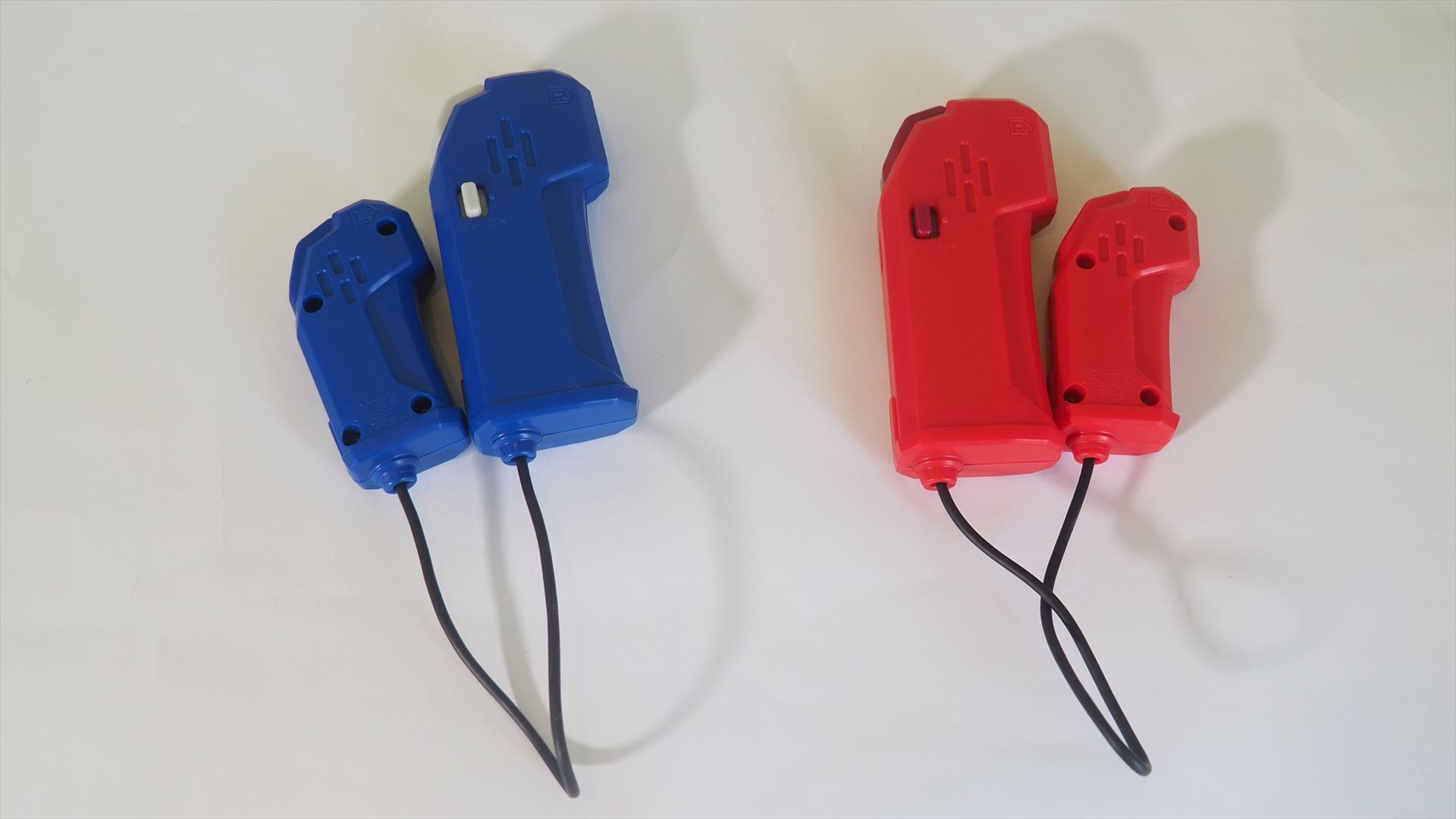 それぞれのコントローラー。大きい方を右手で握り、小さい方を左手で握る