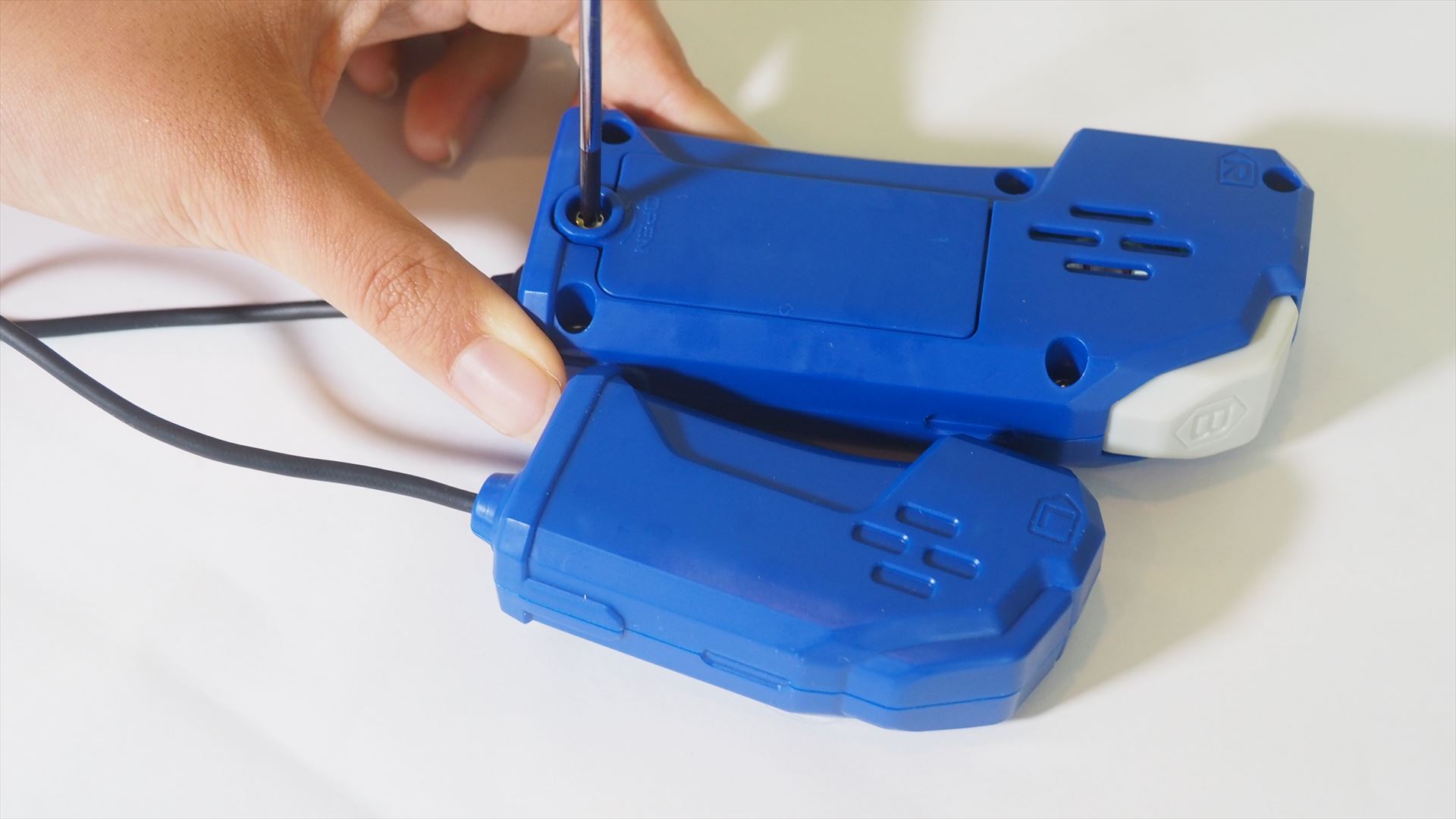 ドライバーを使って右手側のコントローラーの電池ブタのネジを外す